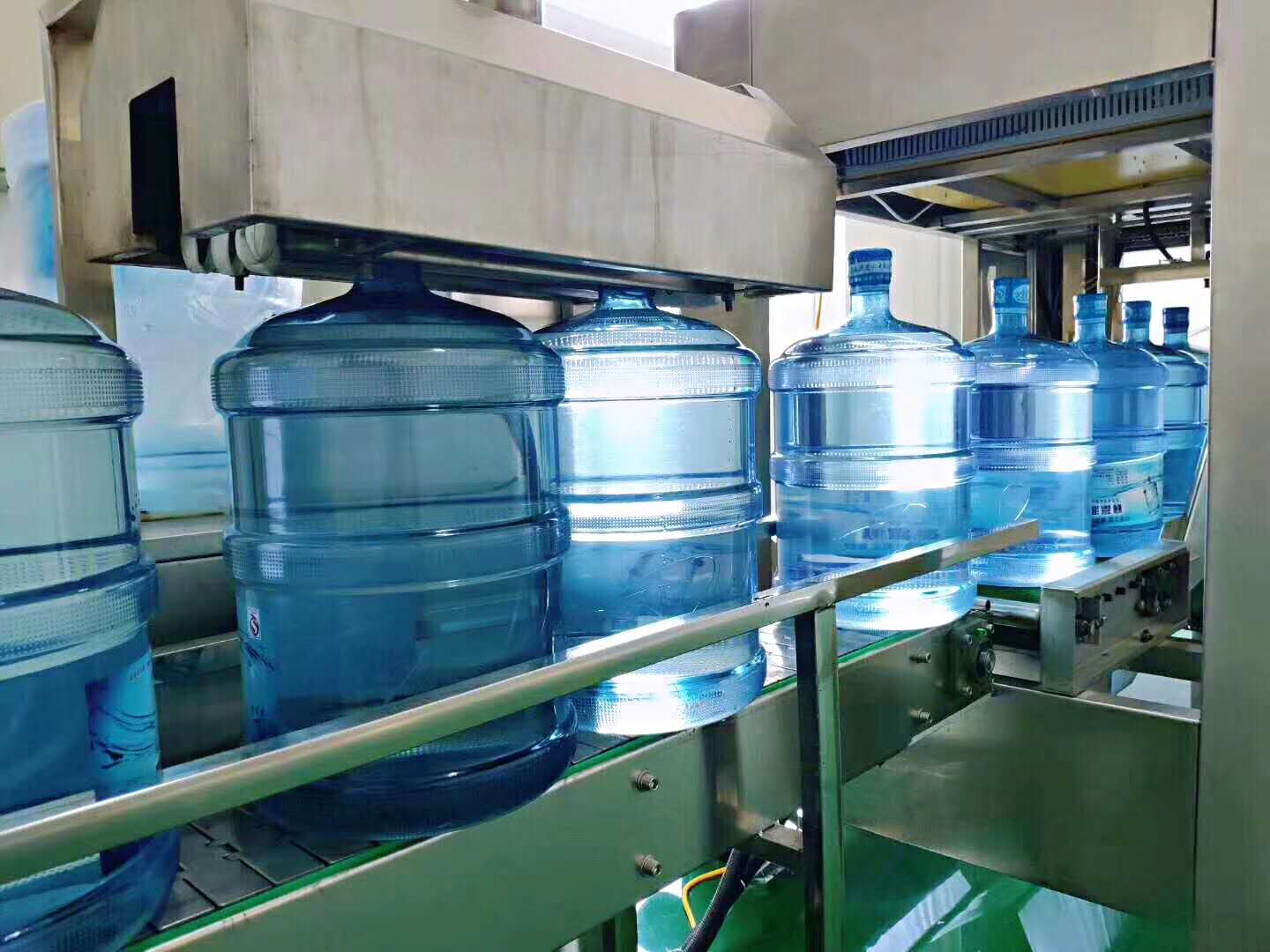 <b>我们常喝的桶装水是如何加工生产的？万达环保桶装水设备</b>